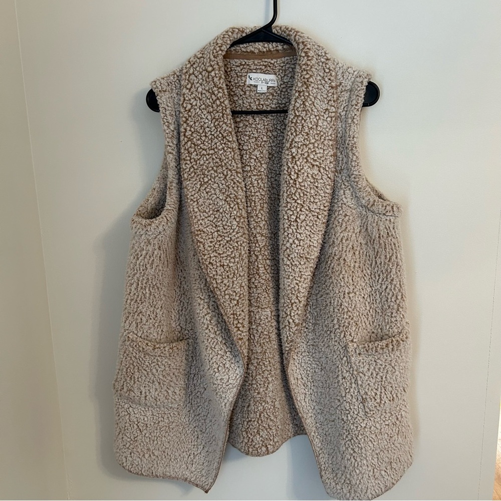 KoolaBurra by UGG Sherpa Vest Faux Fur Sleeveless Cozy Boho Beige Travel Size‎ L